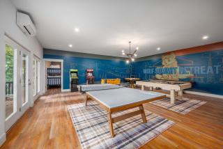 Wolf Summit Retreat Hot Tub Arcade Games - 9