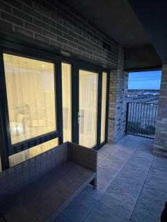 Modern 2 Bed Retreat with Balcony only 20 mins to Central London - 1
