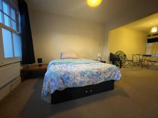 One bedroom studio flat -  - 9