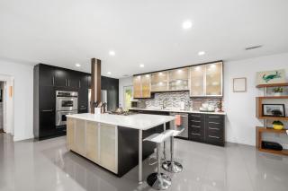 UF SUNSHINE HOUSE - Patio & BBQ - Chef Kitchen - EV Car Station - Upscale Neighborhood! - 4