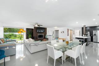 UF SUNSHINE HOUSE - Patio & BBQ - Chef Kitchen - EV Car Station - Upscale Neighborhood! - 5