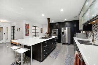 UF SUNSHINE HOUSE - Patio & BBQ - Chef Kitchen - EV Car Station - Upscale Neighborhood! - 3