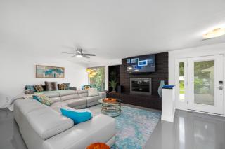 UF SUNSHINE HOUSE - Patio & BBQ - Chef Kitchen - EV Car Station - Upscale Neighborhood! - 6