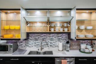 UF SUNSHINE HOUSE - Patio & BBQ - Chef Kitchen - EV Car Station - Upscale Neighborhood! - 1