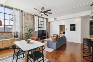 Stylish Industrial Loft in Warehouse District - 5