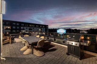 Luxe 4BR Retreat with Rooftop Fire Pit & Garage - 4