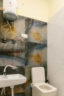 Hotel Premium Rk madhav Residency - Near Prem mandir - Chaar Dham - Centrally Located- Bus And Car Parking Available - 6