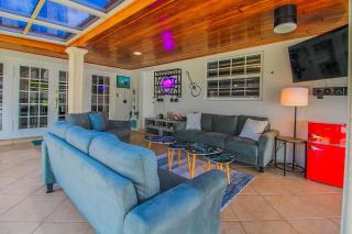 Vista Azul Lake Front Home with Hot Tub and Swim Spa, Fishing Dock, Gym, Game Room with Darts, Ping Pong, A Pool Table and more! - Miami Lakes - 4