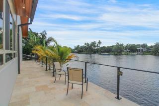 Vista Azul Lake Front Home with Hot Tub and Swim Spa, Fishing Dock, Gym, Game Room with Darts, Ping Pong, A Pool Table and more! - Miami Lakes - 0