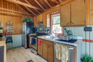 Lakefront Log Cabin Retreat 3br-2ba Hot tub and Kayaks - 3