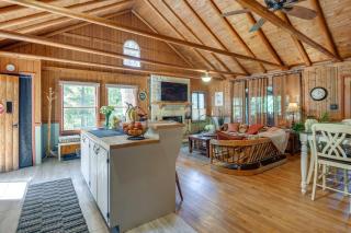 Lakefront Log Cabin Retreat 3br-2ba Hot tub and Kayaks - 1