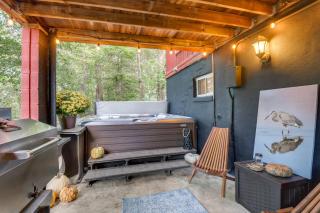 Lakefront Log Cabin Retreat 3br-2ba Hot tub and Kayaks - 9