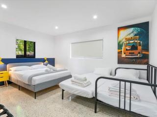 Sun, Style & Swim Cozy Home W Pool & Parking - 2
