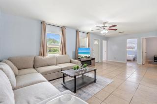 King-Style Retreat - 4 BR - Family Friendly - 0