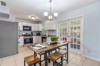 King-Style Retreat - 4 BR - Family Friendly - 8