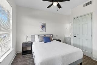 Chic 2BR2BA with Gym and Rooftop Access - 4