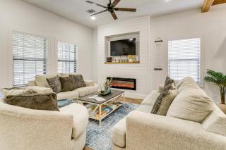 1 Mi to Dtwn Brenham! The Bell and Bloom Cottage - 0