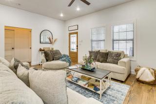 1 Mi to Dtwn Brenham! The Bell and Bloom Cottage - 6