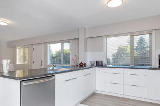 Modern Spacious Ocean-view Suite with Private Ent - 8