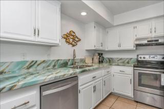 Bright and Stylish Downtown Condo 4 Beds, 2BR and 2BA - 1