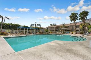 Bright and Stylish Downtown Condo 4 Beds, 2BR and 2BA - 9