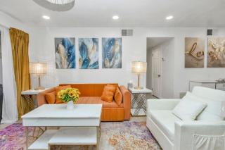 Bright and Stylish Downtown Condo 4 Beds, 2BR and 2BA - 4