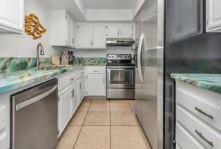 Bright and Stylish Downtown Condo 4 Beds, 2BR and 2BA - 2