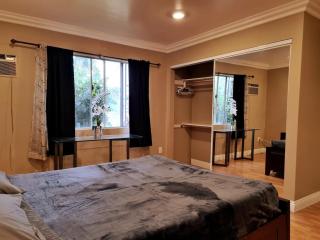 Bright 1 bedroom Apt 5 min to Rodeo Drive with parking in a great area - 8