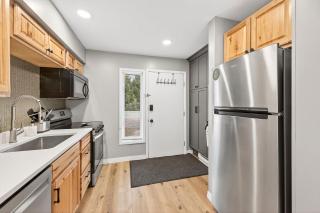 King Bed, Walk or Bike to town, EV, Pets OK - 2