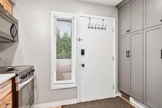 King Bed, Walk or Bike to town, EV, Pets OK - 1