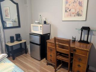 Cozy home away from home, close to hospital, college, and university with free parking - 1