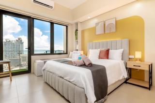 NEW Modern Condo with City View Near Malls - 0