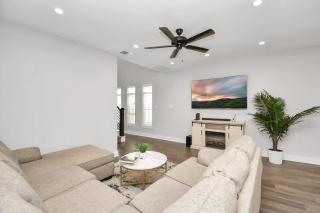 Family Friendly Spacious 3 Bedroom w Pool Table - 9