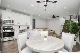 Family Friendly Spacious 3 Bedroom w Pool Table - 4