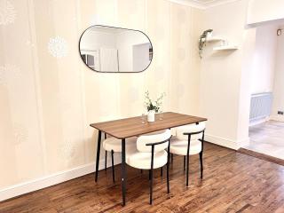 Spacious 4-Bed Home with Big Backyard & Free Driveway Parking - 6