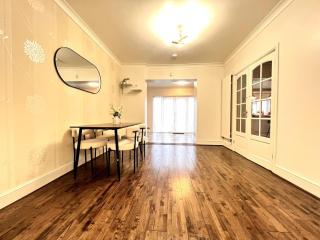 Spacious 4-Bed Home with Big Backyard & Free Driveway Parking - 5