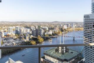 Amazing 2Bed-2Bath-1Car-Balcony-Views - CBD - 7