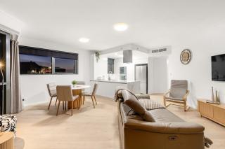 Amazing 2Bed-2Bath-1Car-Balcony-Views - CBD - 3