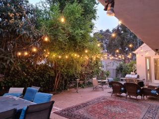 Bright 1 bedroom Apt 5 min to Rodeo Drive with parking in a great area - 5