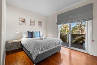 The Dolphin Beach House - 8