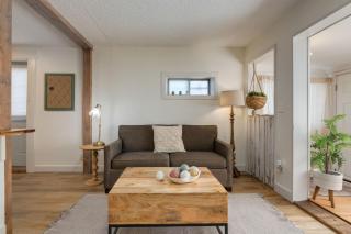 The Crooked Lady Cozy Bungalow near Downtown Calgary with Free Parking - 7