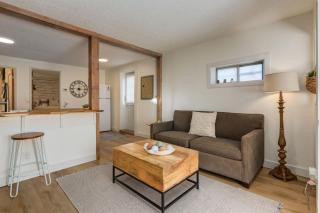 The Crooked Lady Cozy Bungalow near Downtown Calgary with Free Parking - 3