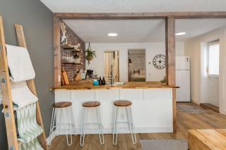 The Crooked Lady Cozy Bungalow near Downtown Calgary with Free Parking - 8