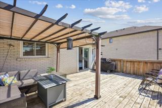 Bright 3-BDRM House, Family Home & Parking, YYZ Airport - 8