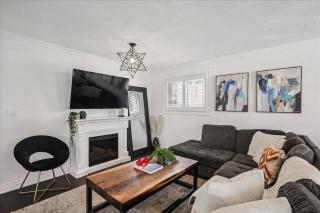 Bright 3-BDRM House, Family Home & Parking, YYZ Airport - 6