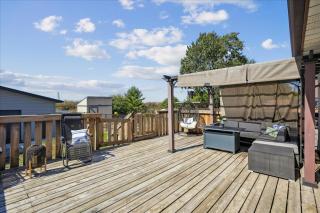 Bright 3-BDRM House, Family Home & Parking, YYZ Airport - 3