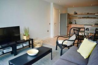 2 bed bright and modern flat in the city centre - 4
