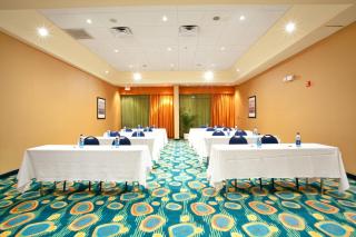 Holiday Inn Express & Suites VA Beach Oceanfront by IHG - 4
