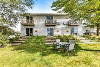 Cozy Lakeview suite with Kitchenette - 3