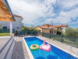 Villa in Novigrad with Private Pool and Beach - 2